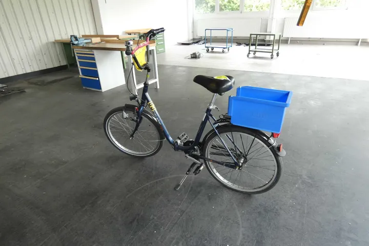 Citybike mit Gepäckträgerkorb